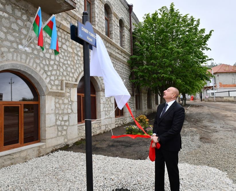 Президент Ильхам Алиев и Первая леди Мехрибан Алиева приняли участие в открытии вывески улицы Железный кулак в Шуше (ФОТО/ВИДЕО)