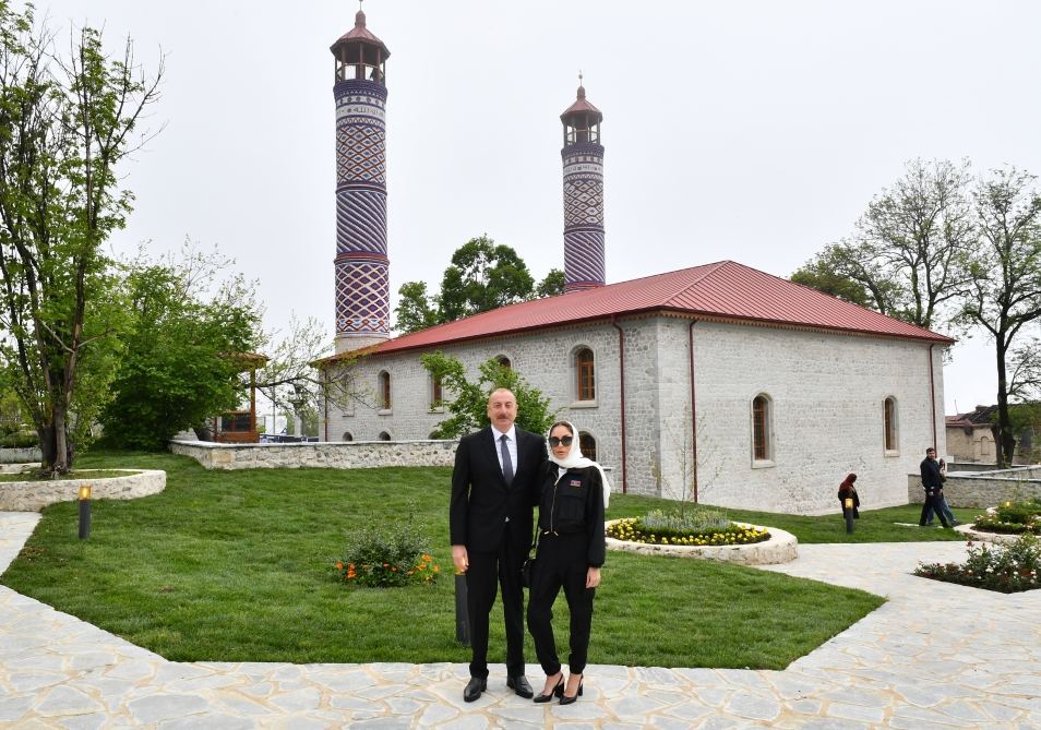 Президент Ильхам Алиев и Первая леди Мехрибан Алиева приняли участие в открытии в Шуше мечети Юхары Говхар Ага после работ по капитальной реконструкции и реставрации (ФОТО/ВИДЕО)