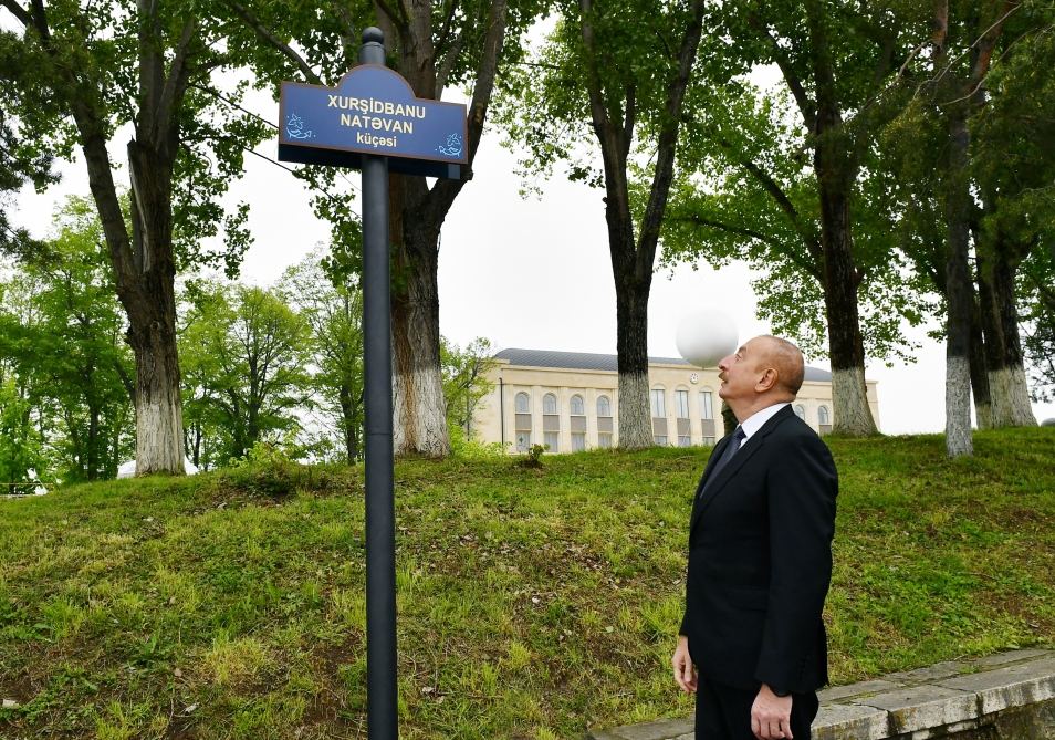 Президент Ильхам Алиев и Первая леди Мехрибан Алиева приняли участие в открытии в Шуше вывесок на улицах Хуршидбану Натаван и Победы, на пересечении улиц Карабаха и Хана Шушинского (ФОТО/ВИДЕО)