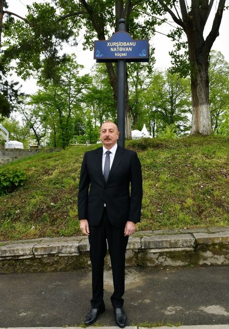 Президент Ильхам Алиев и Первая леди Мехрибан Алиева приняли участие в открытии в Шуше вывесок на улицах Хуршидбану Натаван и Победы, на пересечении улиц Карабаха и Хана Шушинского (ФОТО/ВИДЕО)