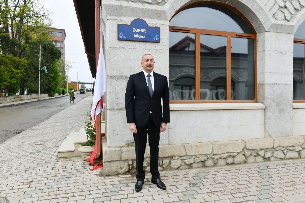Президент Ильхам Алиев и Первая леди Мехрибан Алиева приняли участие в открытии в Шуше вывесок на улицах Хуршидбану Натаван и Победы, на пересечении улиц Карабаха и Хана Шушинского (ФОТО/ВИДЕО)