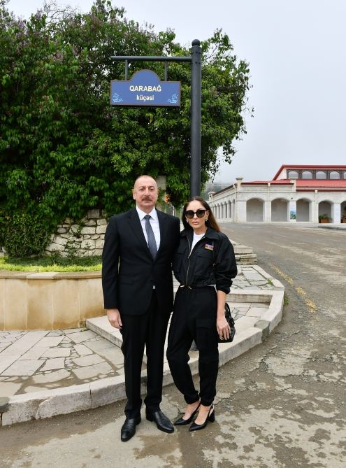 Президент Ильхам Алиев и Первая леди Мехрибан Алиева приняли участие в открытии в Шуше вывесок на улицах Хуршидбану Натаван и Победы, на пересечении улиц Карабаха и Хана Шушинского (ФОТО/ВИДЕО)