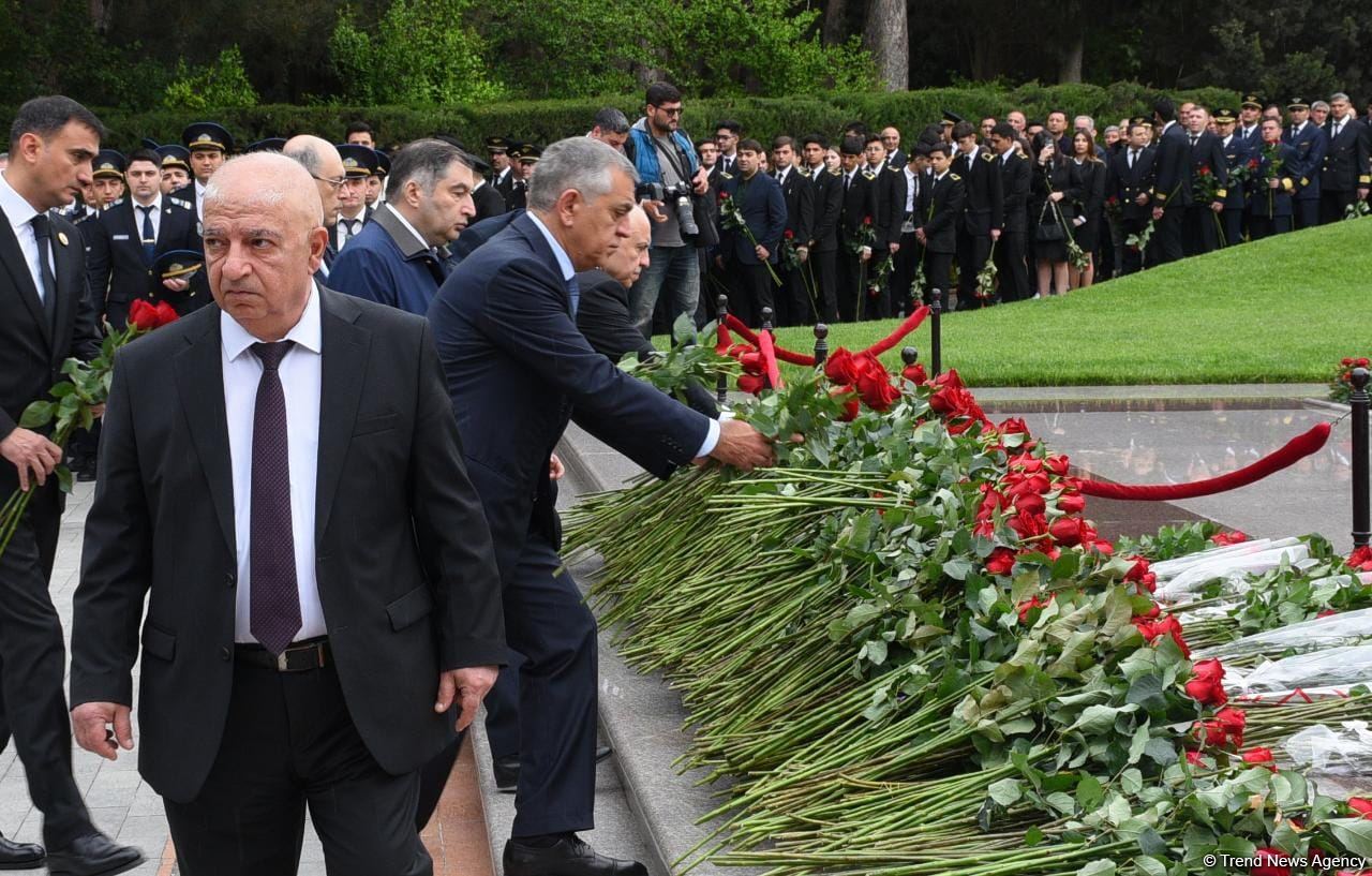 Общественность Азербайджана чтит память великого лидера Гейдара Алиева (ФОТО)