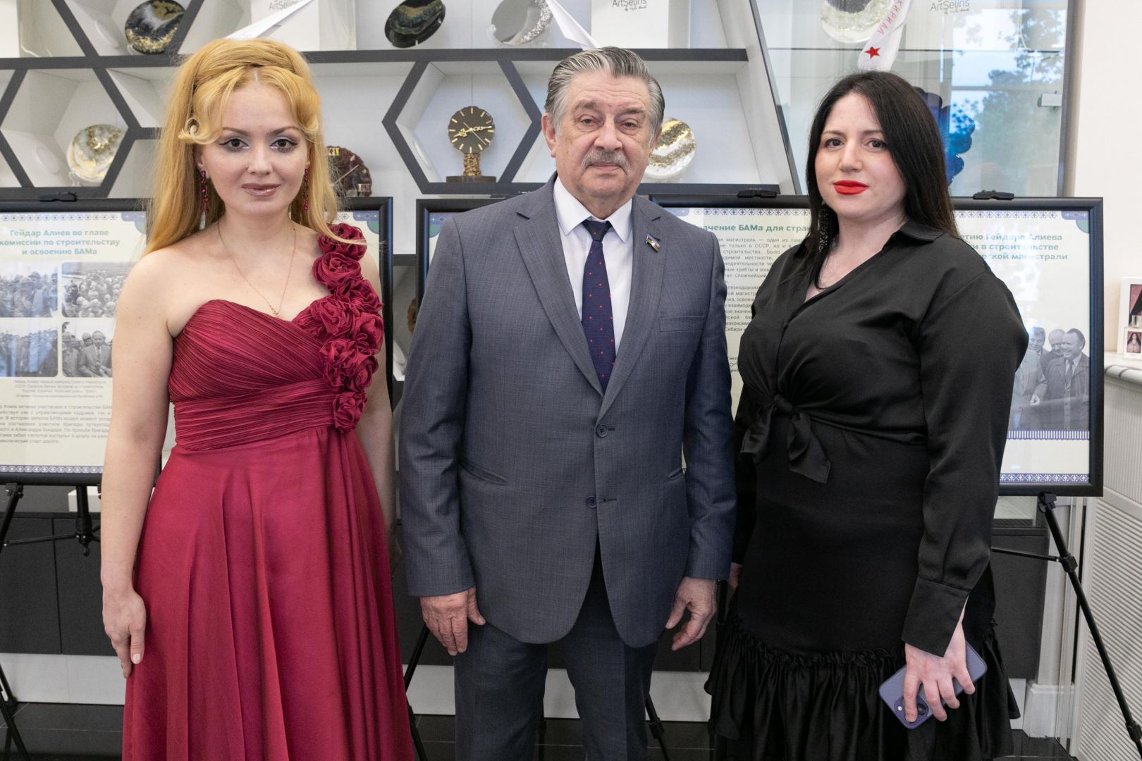 В Баку представлены экспозиция  и концерт в честь 100-летия великого лидера Гейдара Алиева (ФОТО)