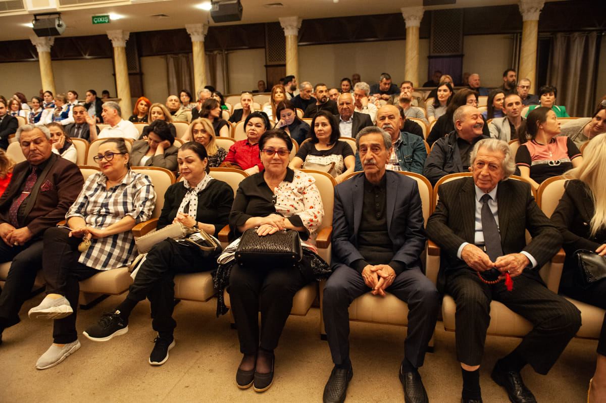 Новый худрук Аздрамы Мехрибан Алекперзаде представлена коллективу театра (ФОТО/ВИДЕО)