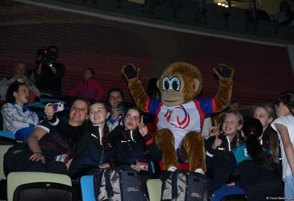 Mascot Luigi entertains audience and gymnasts at 39th European Championship in Rhythmic Gymnastics (PHOTO)