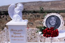 Памяти Ираны Тагизаде – над изголовьем Ангел, рядом театральный столик, прощальные слова на белой мраморной плите, цветы…  (ФОТО)