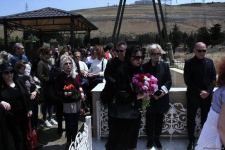 Памяти Ираны Тагизаде – над изголовьем Ангел, рядом театральный столик, прощальные слова на белой мраморной плите, цветы…  (ФОТО)