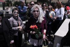 Памяти Ираны Тагизаде – над изголовьем Ангел, рядом театральный столик, прощальные слова на белой мраморной плите, цветы…  (ФОТО)