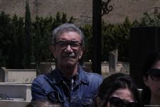 Памяти Ираны Тагизаде – над изголовьем Ангел, рядом театральный столик, прощальные слова на белой мраморной плите, цветы…  (ФОТО)