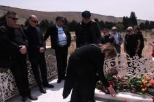 Памяти Ираны Тагизаде – над изголовьем Ангел, рядом театральный столик, прощальные слова на белой мраморной плите, цветы…  (ФОТО)