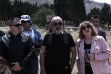 Памяти Ираны Тагизаде – над изголовьем Ангел, рядом театральный столик, прощальные слова на белой мраморной плите, цветы…  (ФОТО)
