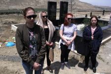 Памяти Ираны Тагизаде – над изголовьем Ангел, рядом театральный столик, прощальные слова на белой мраморной плите, цветы…  (ФОТО)