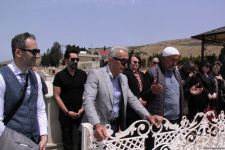 Памяти Ираны Тагизаде – над изголовьем Ангел, рядом театральный столик, прощальные слова на белой мраморной плите, цветы…  (ФОТО)