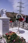 Памяти Ираны Тагизаде – над изголовьем Ангел, рядом театральный столик, прощальные слова на белой мраморной плите, цветы…  (ФОТО)