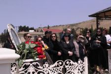 Памяти Ираны Тагизаде – над изголовьем Ангел, рядом театральный столик, прощальные слова на белой мраморной плите, цветы…  (ФОТО)