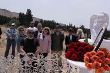 Памяти Ираны Тагизаде – над изголовьем Ангел, рядом театральный столик, прощальные слова на белой мраморной плите, цветы…  (ФОТО)
