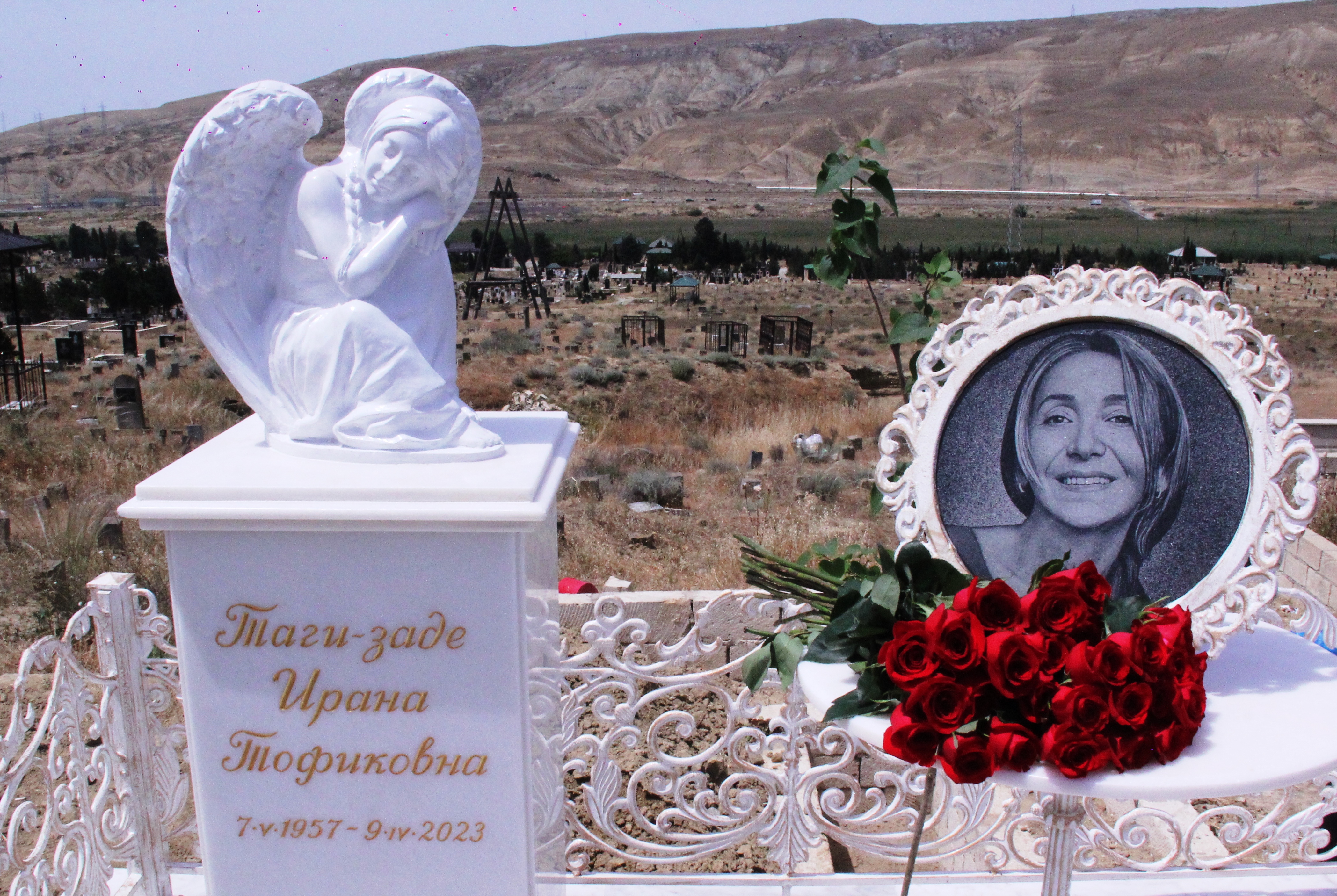 Памяти Ираны Тагизаде – над изголовьем Ангел, рядом театральный столик, прощальные слова на белой мраморной плите, цветы…  (ФОТО)