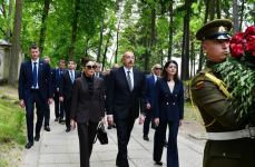 Президент Ильхам Алиев и Первая леди Мехрибан Алиева посетили памятник погибшим в борьбе за независимость Литвы (ФОТО/ВИДЕО)