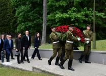 Президент Ильхам Алиев и Первая леди Мехрибан Алиева посетили памятник погибшим в борьбе за независимость Литвы (ФОТО/ВИДЕО)