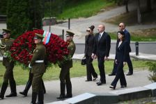 Президент Ильхам Алиев и Первая леди Мехрибан Алиева посетили памятник погибшим в борьбе за независимость Литвы (ФОТО/ВИДЕО)
