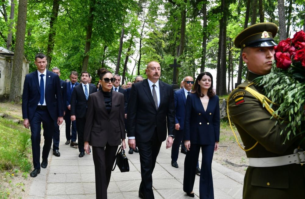 Президент Ильхам Алиев и Первая леди Мехрибан Алиева посетили памятник погибшим в борьбе за независимость Литвы (ФОТО/ВИДЕО)