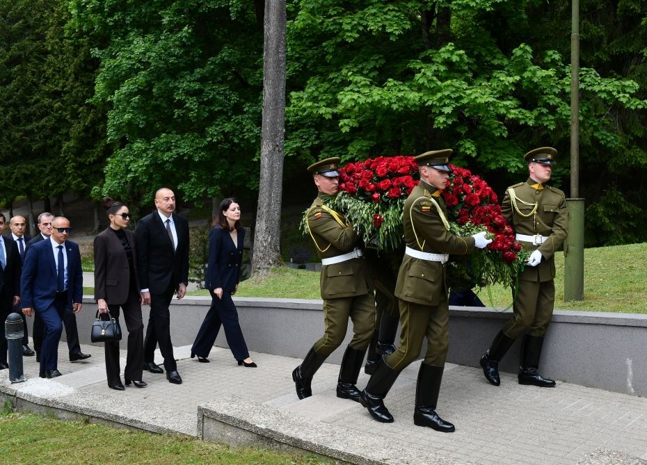 Президент Ильхам Алиев и Первая леди Мехрибан Алиева посетили памятник погибшим в борьбе за независимость Литвы (ФОТО/ВИДЕО)