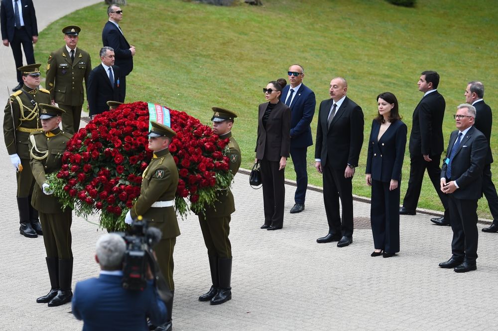 Президент Ильхам Алиев и Первая леди Мехрибан Алиева посетили памятник погибшим в борьбе за независимость Литвы (ФОТО/ВИДЕО)