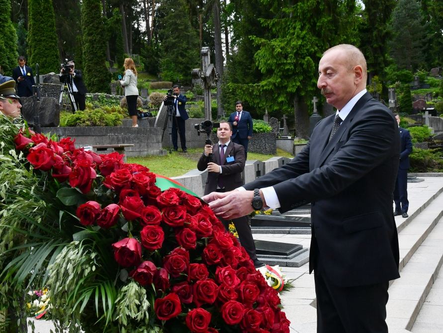 Президент Ильхам Алиев и Первая леди Мехрибан Алиева посетили памятник погибшим в борьбе за независимость Литвы (ФОТО/ВИДЕО)