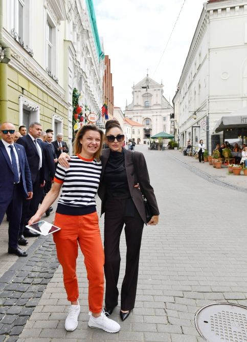 Президент Ильхам Алиев и Первая леди Мехрибан Алиева совершили прогулку по Старому городу в Вильнюсе (ФОТО/ВИДЕО)