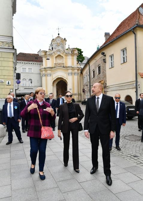 Президент Ильхам Алиев и Первая леди Мехрибан Алиева совершили прогулку по Старому городу в Вильнюсе (ФОТО/ВИДЕО)