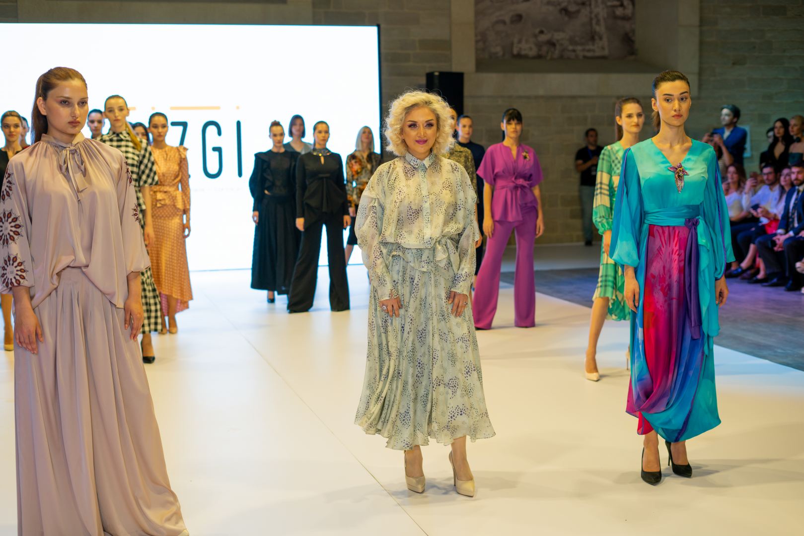 Azerbaijan Fashion Week -2023: от ковровых элементов до стиля бохо и шикарных вечерних нарядов (ФОТО)