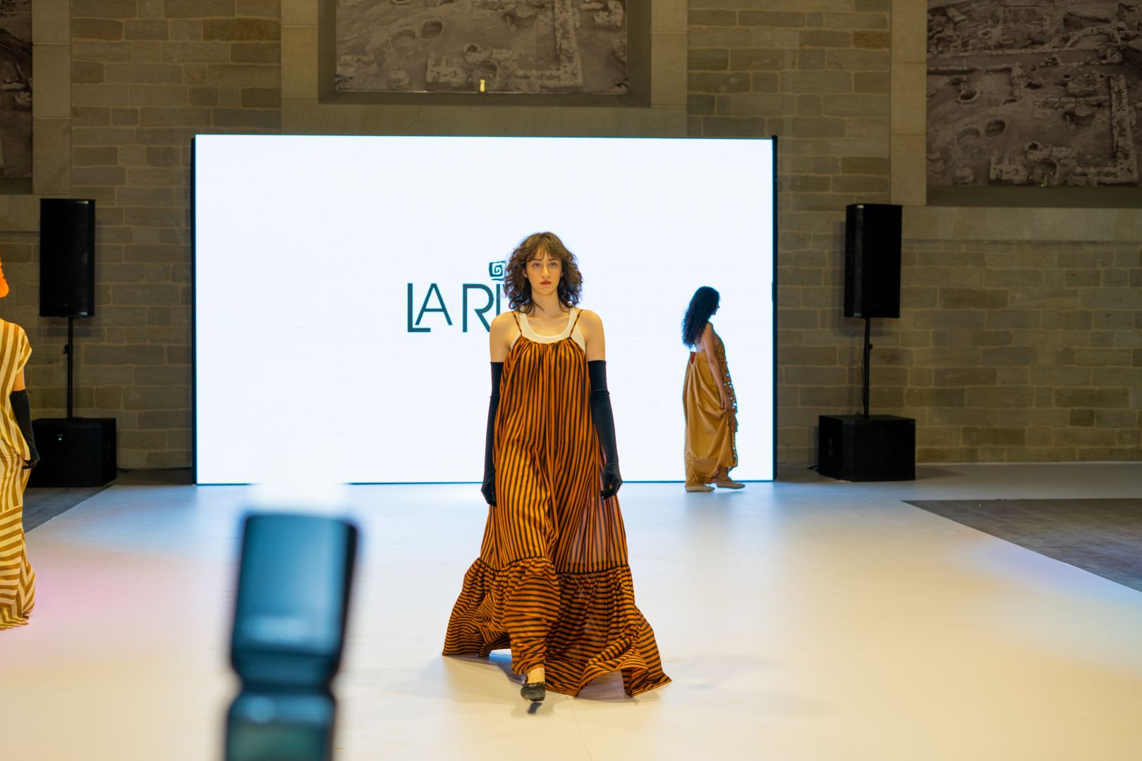 Azerbaijan Fashion Week -2023: от ковровых элементов до стиля бохо и шикарных вечерних нарядов (ФОТО)