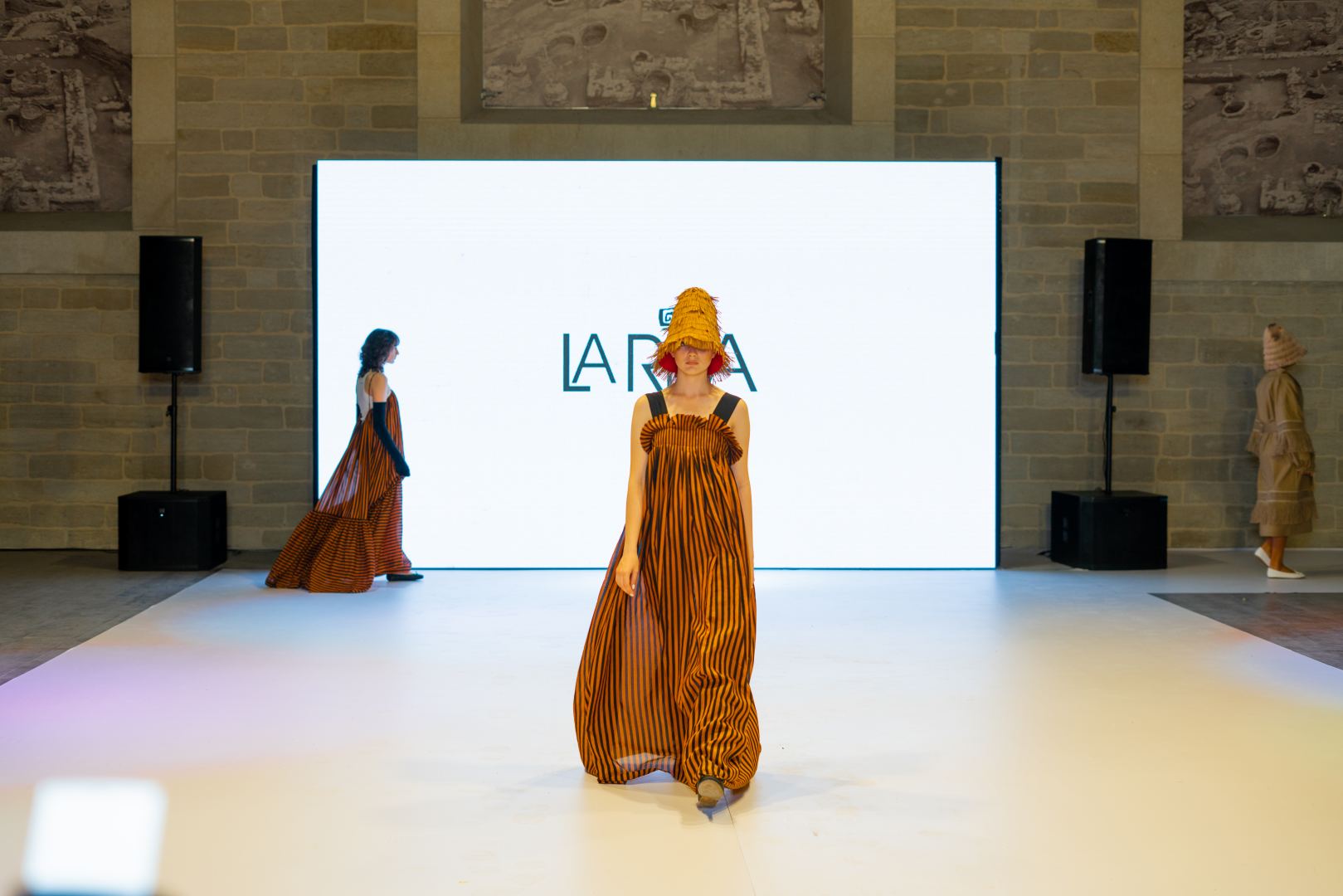 Azerbaijan Fashion Week -2023: от ковровых элементов до стиля бохо и шикарных вечерних нарядов (ФОТО)