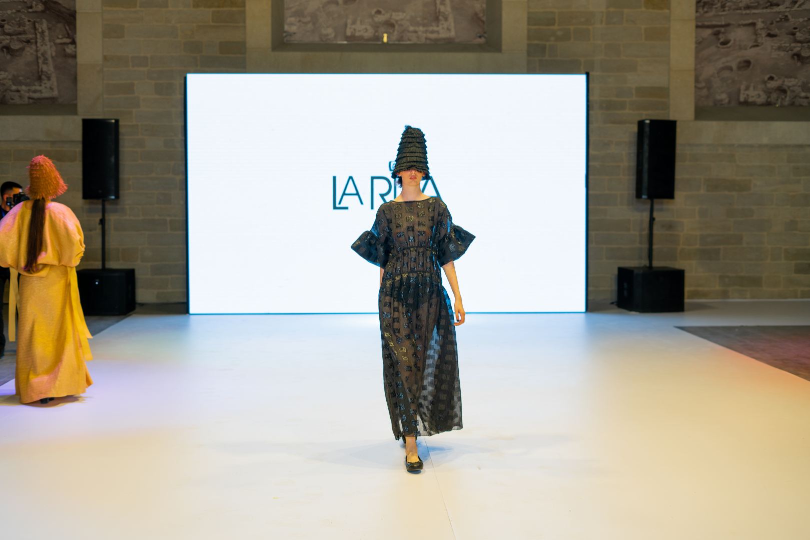 Azerbaijan Fashion Week -2023: от ковровых элементов до стиля бохо и шикарных вечерних нарядов (ФОТО)