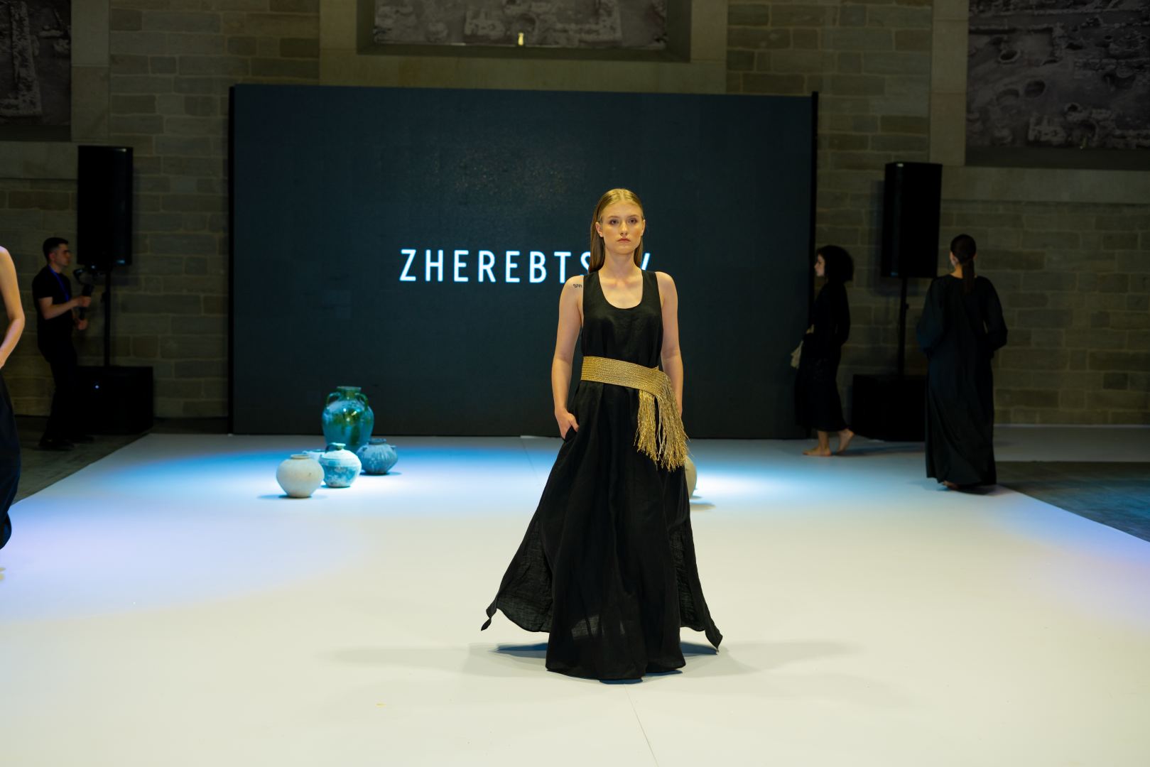 Azerbaijan Fashion Week -2023: от ковровых элементов до стиля бохо и шикарных вечерних нарядов (ФОТО)