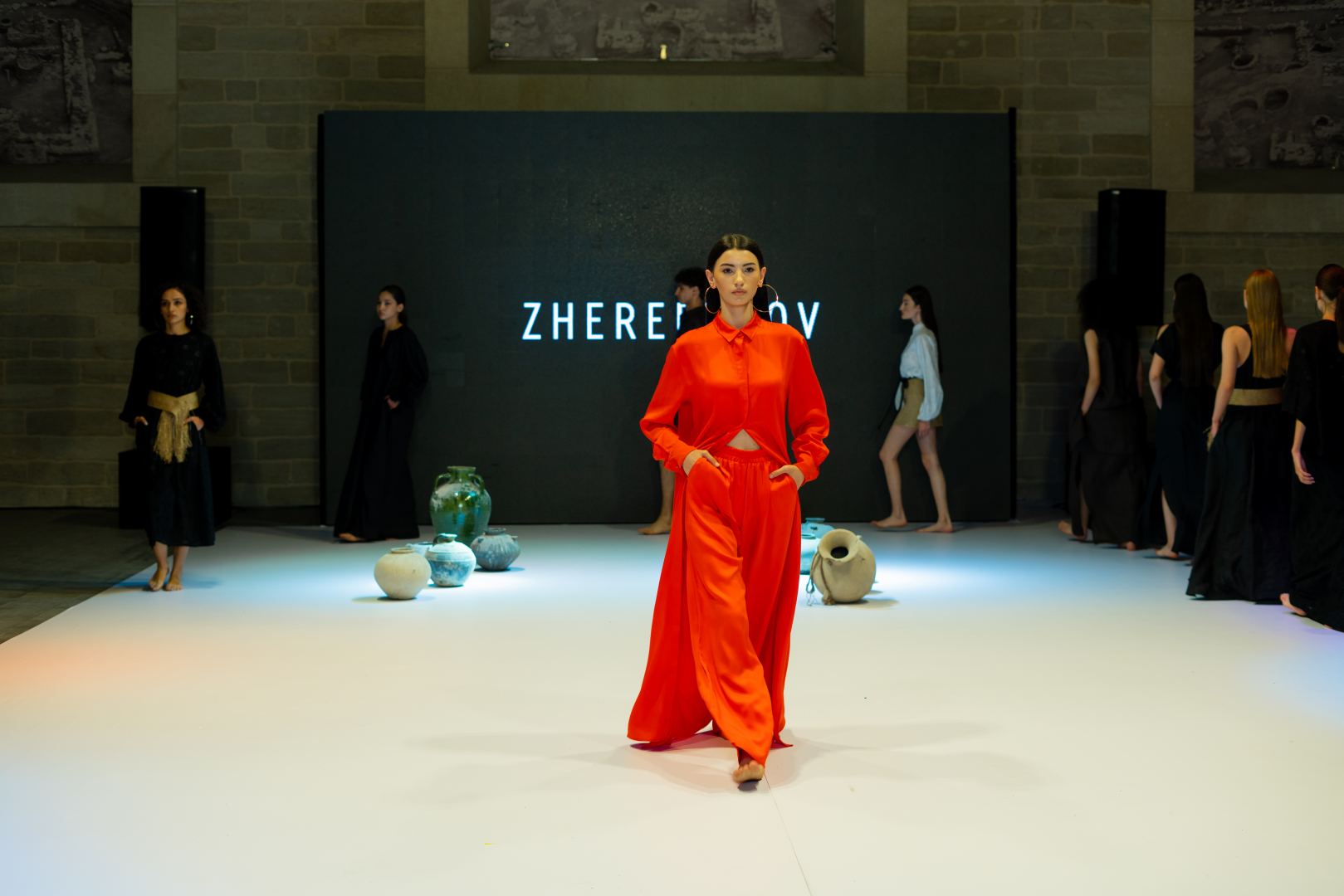 Azerbaijan Fashion Week -2023: от ковровых элементов до стиля бохо и шикарных вечерних нарядов (ФОТО)