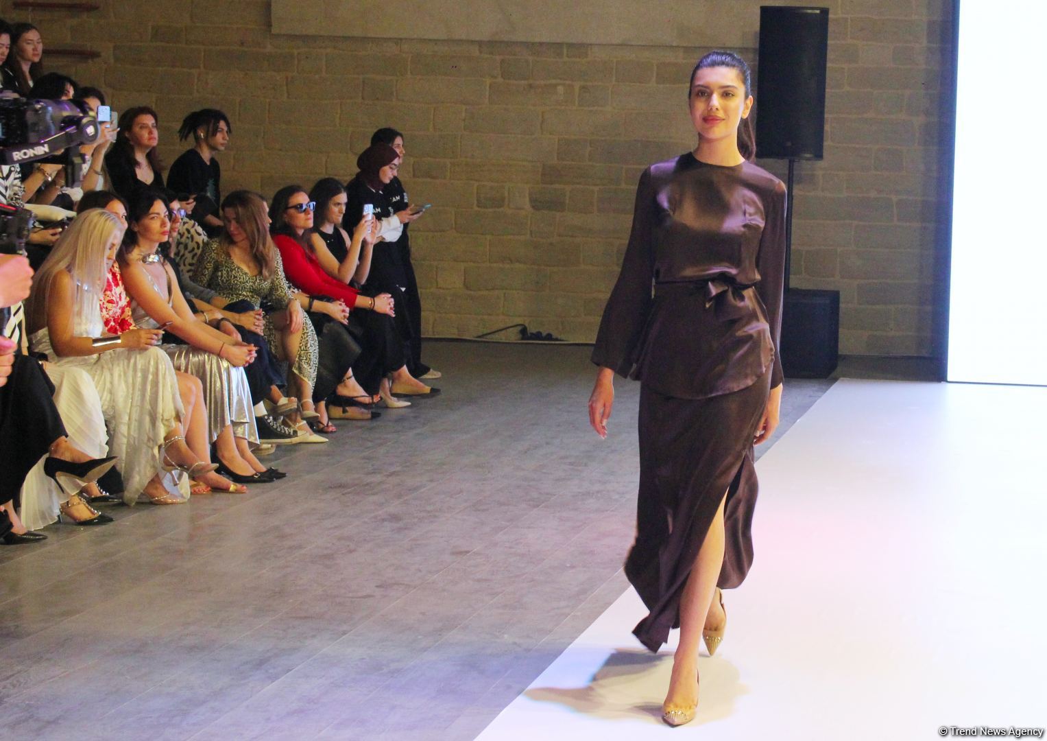 На открытии Azerbaijan Fashion Week представлена коллекция Гюльнары Халиловой "Cizgi" (ФОТО)