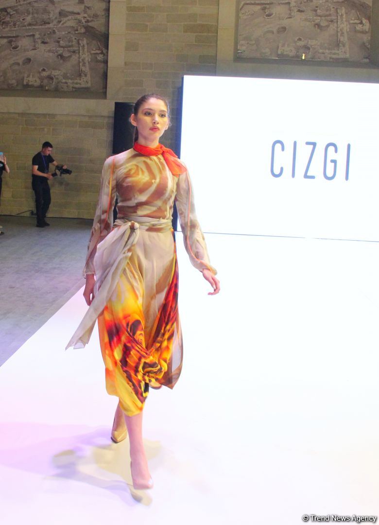 На открытии Azerbaijan Fashion Week представлена коллекция Гюльнары Халиловой "Cizgi" (ФОТО)