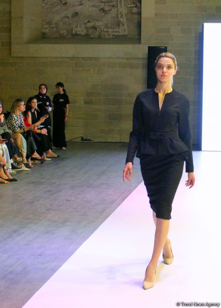 На открытии Azerbaijan Fashion Week представлена коллекция Гюльнары Халиловой "Cizgi" (ФОТО)