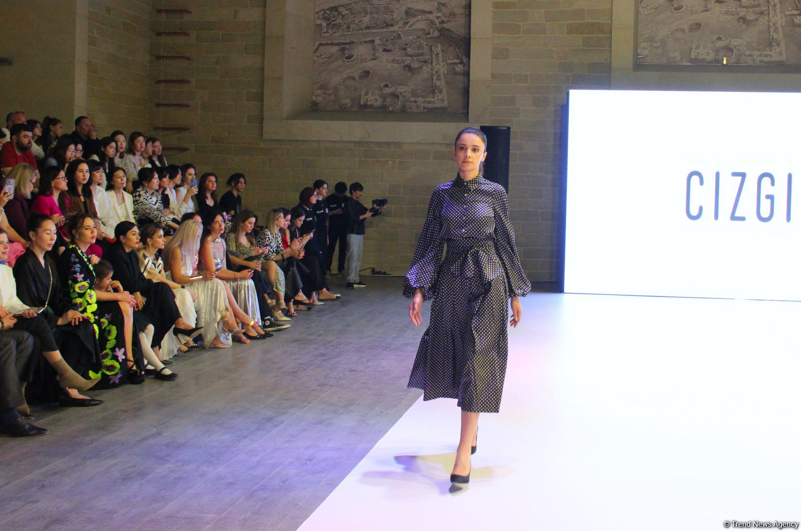 На открытии Azerbaijan Fashion Week представлена коллекция Гюльнары Халиловой "Cizgi" (ФОТО)