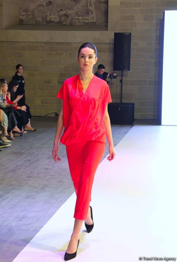 На открытии Azerbaijan Fashion Week представлена коллекция Гюльнары Халиловой "Cizgi" (ФОТО)