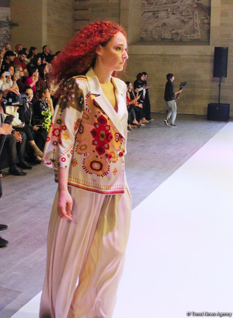 На открытии Azerbaijan Fashion Week представлена коллекция Гюльнары Халиловой "Cizgi" (ФОТО)
