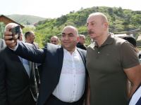 Президент Ильхам Алиев встретился с населением, вернувшимся в город Лачин, вручил им ключи от домов (ФОТО/ВИДЕО)