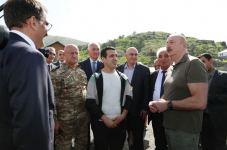 Президент Ильхам Алиев встретился с населением, вернувшимся в город Лачин, вручил им ключи от домов (ФОТО/ВИДЕО)