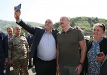 Президент Ильхам Алиев встретился с населением, вернувшимся в город Лачин, вручил им ключи от домов (ФОТО/ВИДЕО)