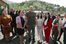 Президент Ильхам Алиев встретился с населением, вернувшимся в город Лачин, вручил им ключи от домов (ФОТО/ВИДЕО)