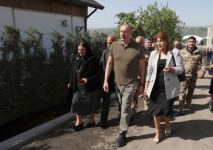 Президент Ильхам Алиев встретился с населением, вернувшимся в город Лачин, вручил им ключи от домов (ФОТО/ВИДЕО)