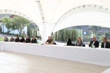 Президент Ильхам Алиев встретился с населением, вернувшимся в город Лачин, вручил им ключи от домов (ФОТО/ВИДЕО)