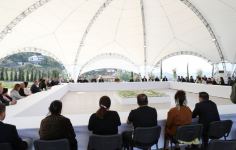 Президент Ильхам Алиев встретился с населением, вернувшимся в город Лачин, вручил им ключи от домов (ФОТО/ВИДЕО)